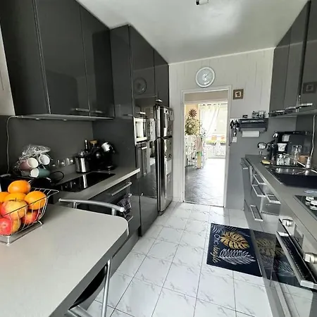 3 Pieces A Centre Apartment